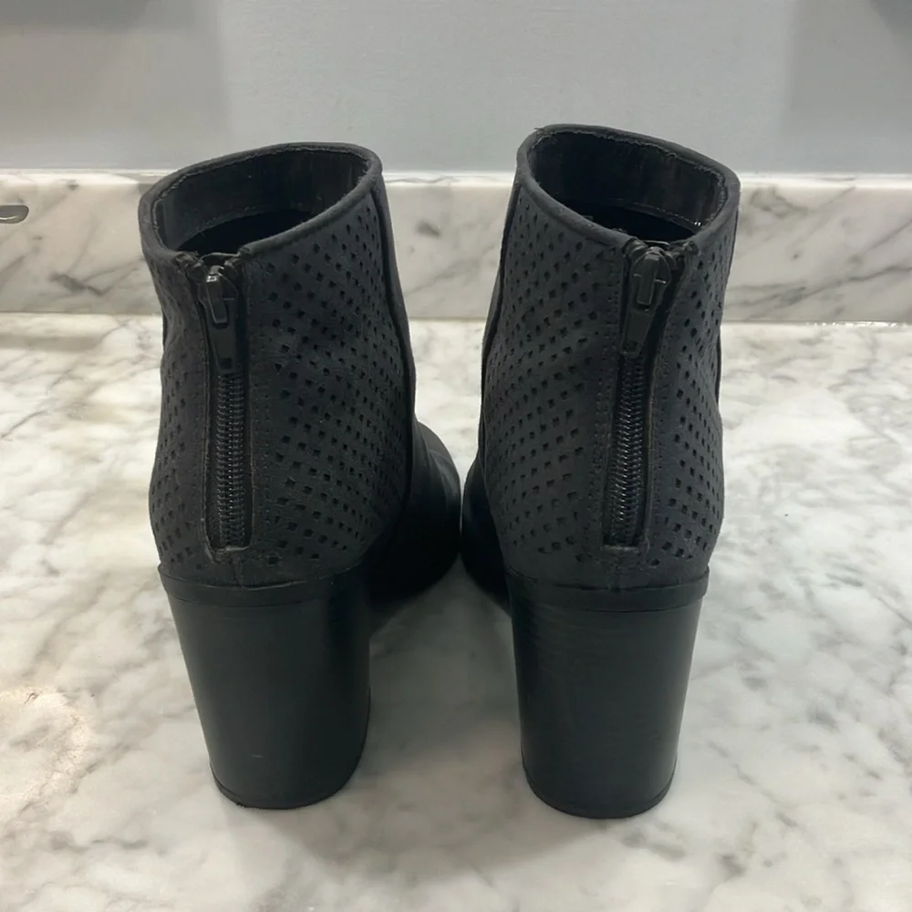 American Eagle Outfitters Gray Ankle Booties size 9 western heel boot zipper